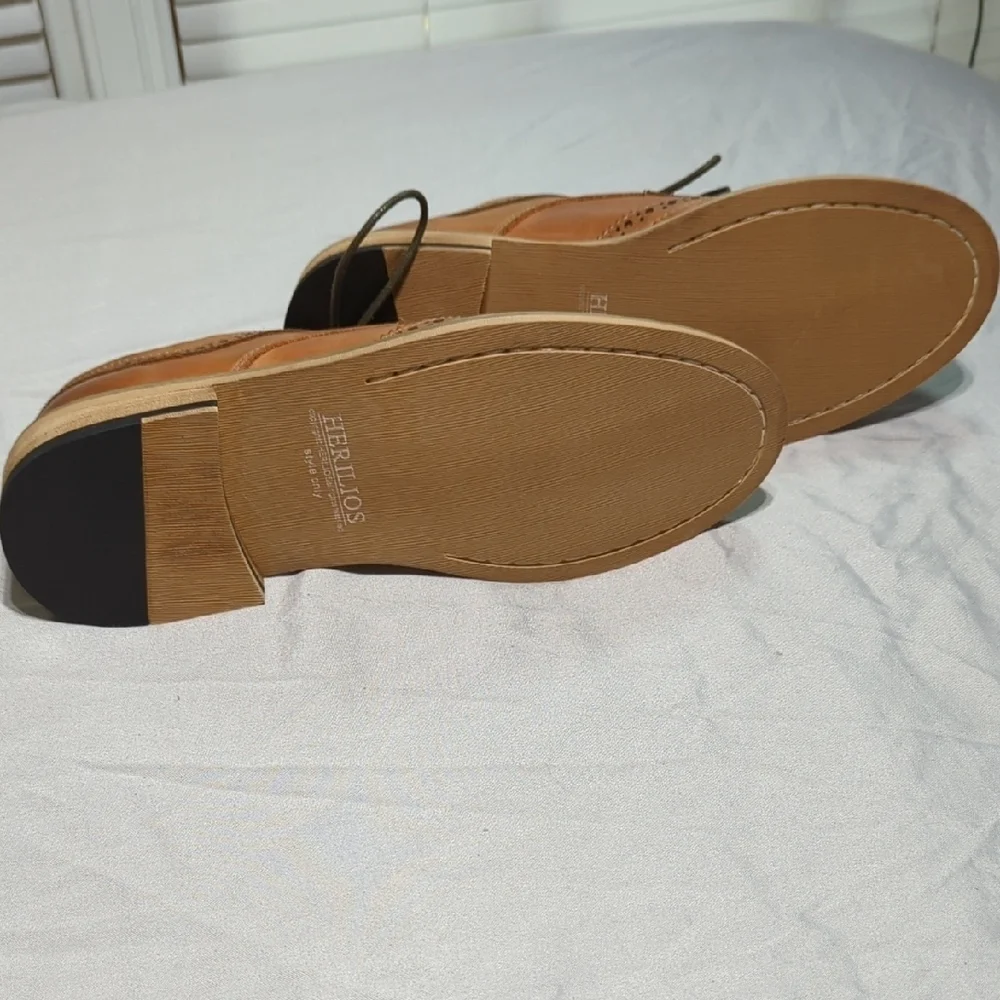 Brown Leather Oxford Shoes with Lace-Up Design